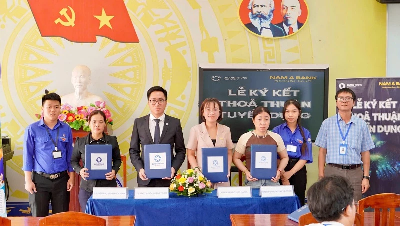 Đại diện Trường Đại học Quang Trung và Nam A Bank (giữa) trao thỏa thuận tuyển dụng cho phụ huynh 2 học sinh lớp 12 Trường THPT Số 1 Nguyễn Du (tỉnh Gia Lai).