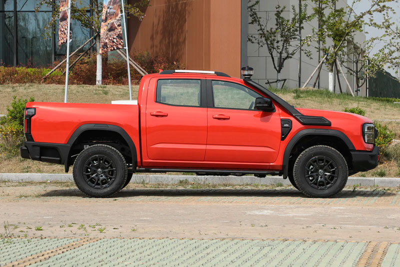 Xe bán tải thiết kế hầm hố, động cơ tăng áp, giá gần 560 triệu đồng, so kè với Ford Ranger