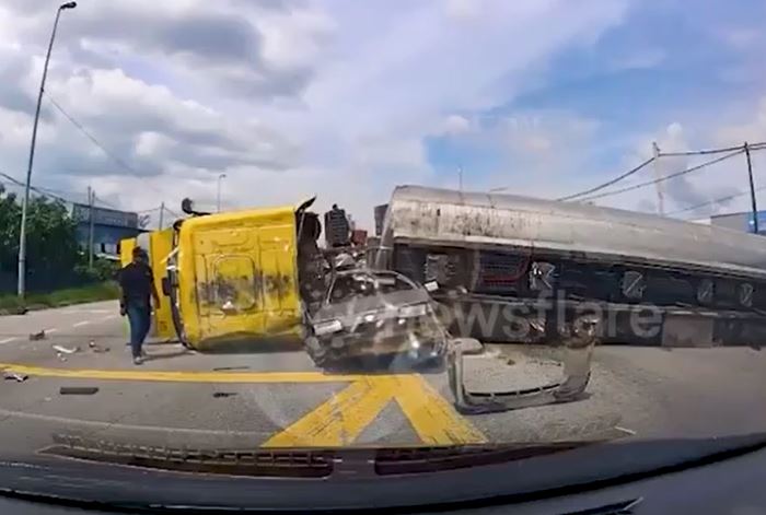 Xe bồn chở dầu lật ngang, đè trúng 2 ô tô rồi bốc cháy dữ dội trên cao tốc