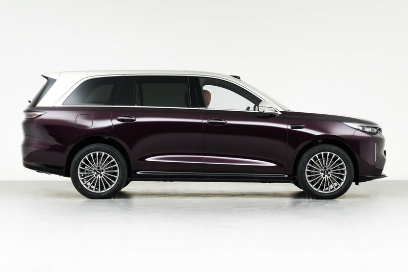 SUV hạng sang dài gần 5,3 mét, công suất 748 mã lực, giá hơn 1,4 tỷ đồng