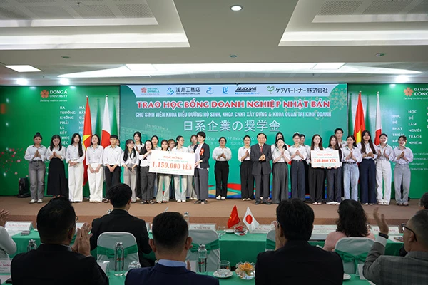 Doanh nghiệp Nhật Bản trao học bổng cho sinh viên Đại học Đông Á.