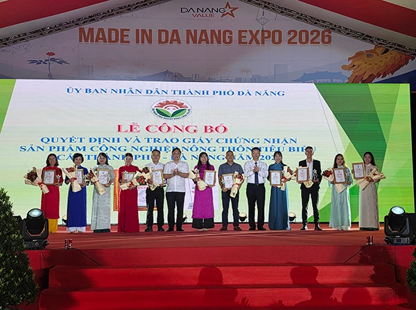 Trao chứng nhận cho sản phẩm, bộ sản phẩm công nghiệp nông thôn tiêu biểu cấp TP Đà Nẵng năm 2025.