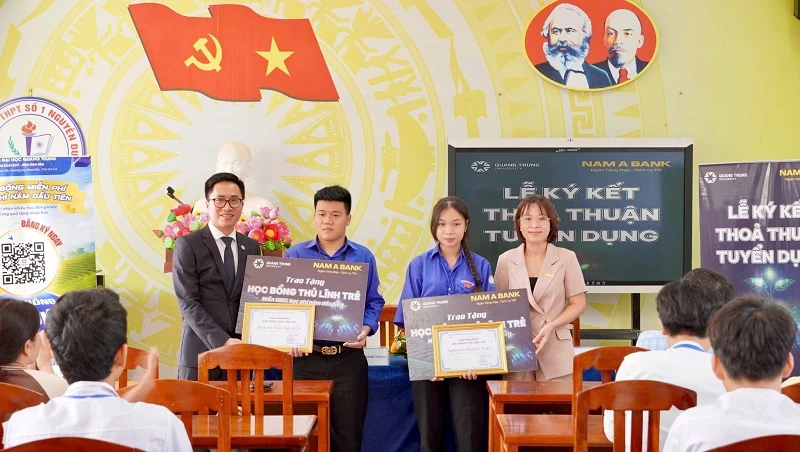 Đại diện Trường Đại học Quang Trung và Nam A Bank trao học bổng "Thủ lĩnh trẻ" cho học sinh Huỳnh Hữu Nguyên (lớp 12A7) và Nguyễn Huyền Trân (lớp 12A11).