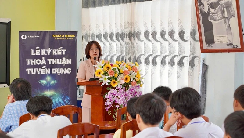 Đại diện Nam A Bank trao đổi thông tin với phụ huynh và học sinh.