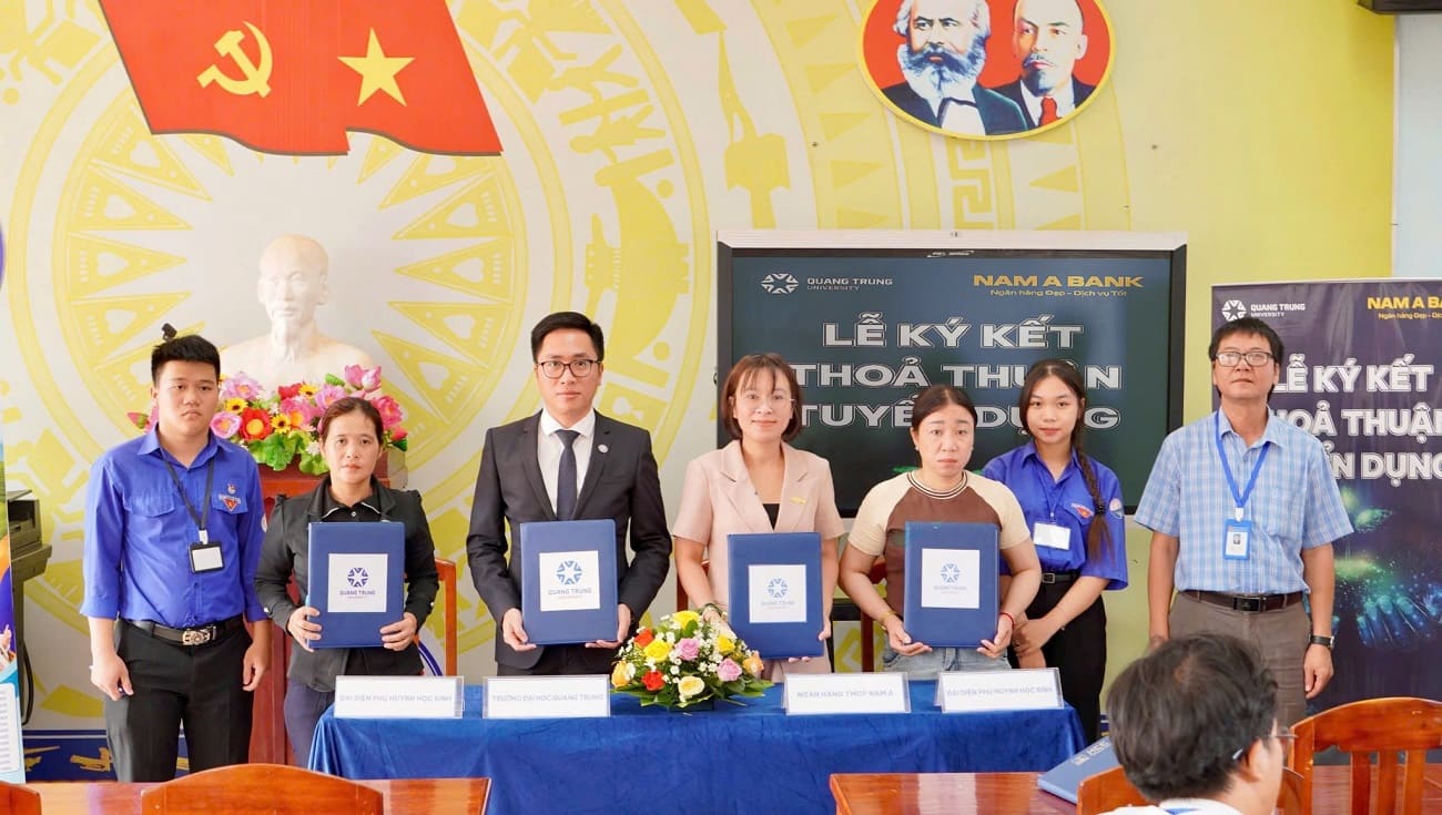 Một ngân hàng ký thỏa thuận tuyển dụng với hai học sinh lớp 12