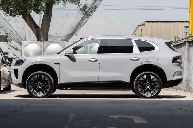 Xe gầm cao dài 5,1 mét, công suất 1.380 mã lực, giá gần 1,3 tỷ đồng