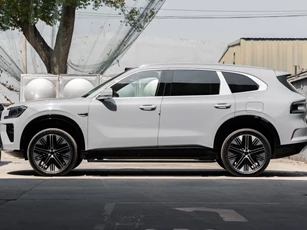 Xe gầm cao dài 5,1 mét, công suất 1.380 mã lực, giá gần 1,3 tỷ đồng