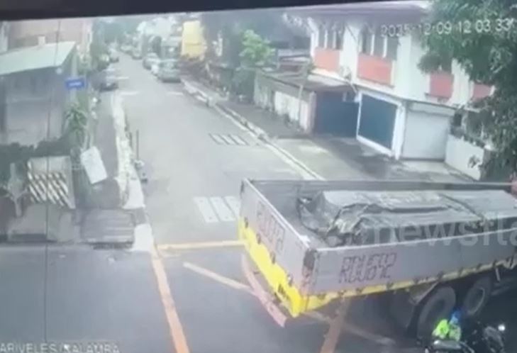 Tông ngang xe tải giữa ngã tư, 2 người thoát chết trong gang tấc