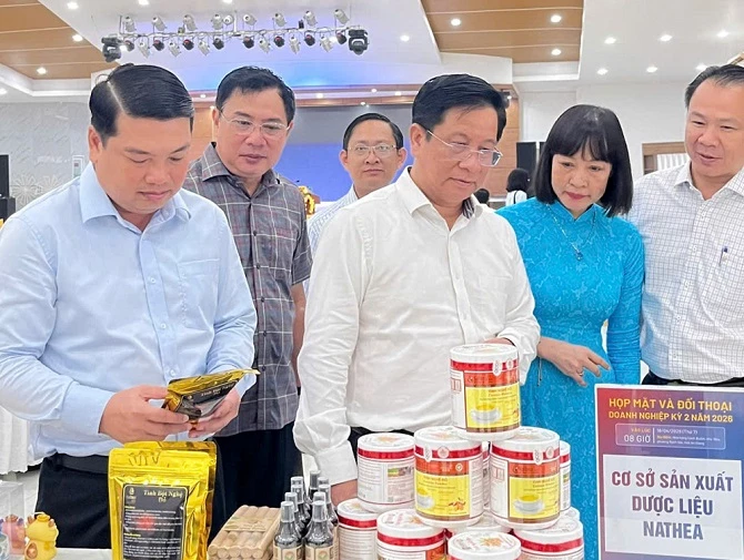 Chủ tịch UBND tỉnh An Giang Hồ Văn Mừng cùng các doanh nghiệp, sở ngành trong tỉnh tham quan các gian hàng trưng bày tại buổi họp mặt caphe doanh nhân kỳ 2.