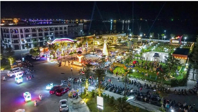 Trung tâm Thương mại Hà Tiên lung linh về đêm.