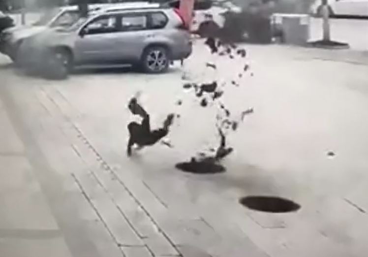 Ném que diêm xuống cống, bé trai bị hất văng lên không trung