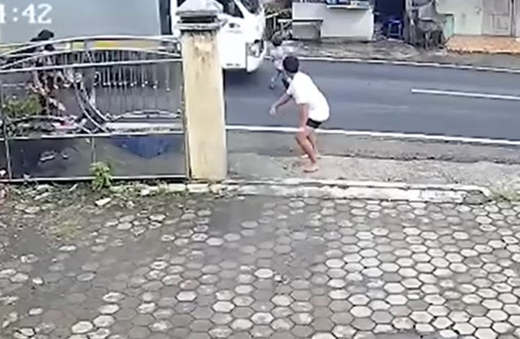 Gọi mẹ rồi lao ra đường, bé trai 6 tuổi bị xe tải tông trúng nhưng thoát chết thần kỳ