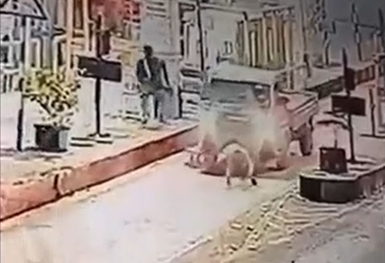 Tài xế trốn tiền vé, lao xe tông nhân viên trạm thu phí rồi bỏ chạy