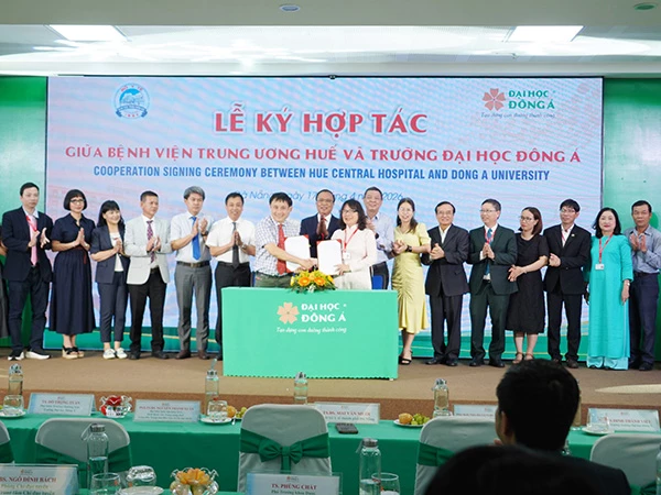 Trường Đại học Đông Á (Đà Nẵng) ký kết hợp tác với Bệnh viện Trung ương Huế.