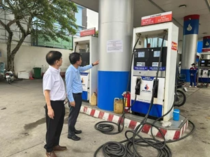 Xử phạt 3 doanh nnghiệp đầu mối vi phạm quy định dự trữ xăng dầu