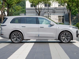 SUV hạng sang dài hơn 5,2 mét, trang bị tiên tiến, giá gần 2,2 tỷ đồng