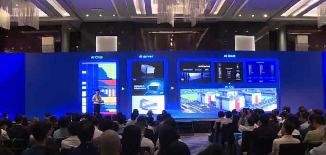 CEO Viettel IDC Lê Bá Tân đang chia sẻ tại hội nghị sáng 20/4.