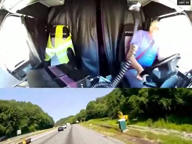 Chuyển làn ẩu trên cao tốc, xe bán tải bị hai xe đầu kéo ép chặt