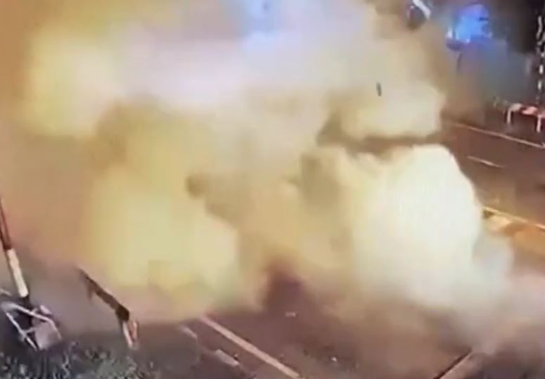 Ô tô phát nổ gần đồn cảnh sát, mảnh vỡ văng xa 100m