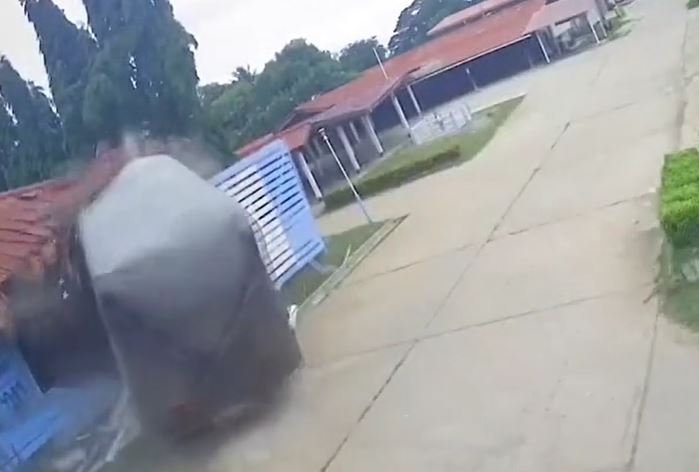 Xe tải mất phanh lao như tên bắn, xuyên thủng tường văn phòng 