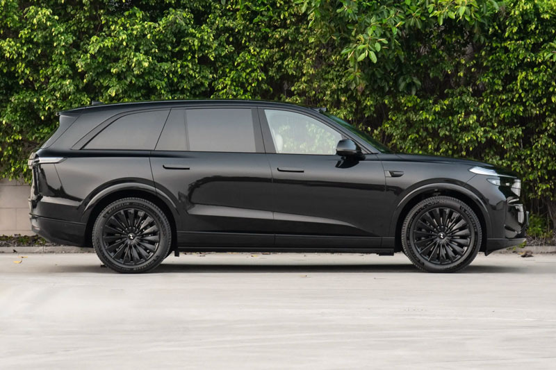 SUV dài hơn 5,1 mét, công suất 598 mã lực, giá hơn 1 tỷ đồng