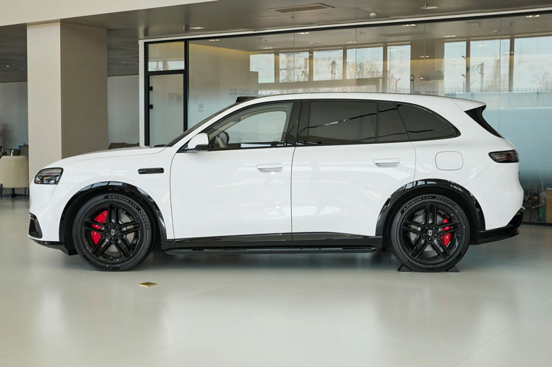 SUV hạng sang dùng hệ thống treo khí nén, công suất 245 mã lực, giá hơn 1 tỷ đồng