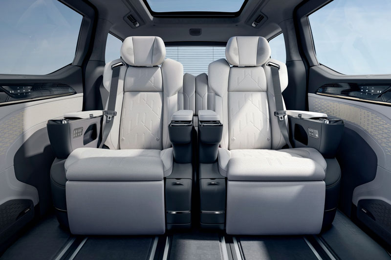 ‘Chuyên cơ mặt đất’ mạnh 680 mã lực, trang bị tiên tiến, so kè với Toyota Alphard