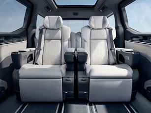 ‘Chuyên cơ mặt đất’ mạnh 680 mã lực, trang bị tiên tiến, so kè với Toyota Alphard