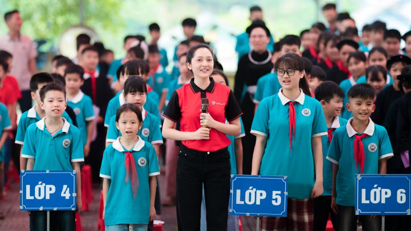 Bảo Anh đến vùng biên, cùng học sinh hát Quốc ca trong dịp 30/4