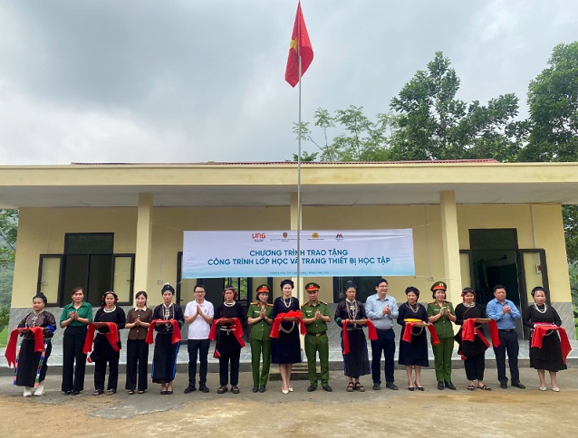 Trao tặng điểm trường trị giá hơn 1,1 tỷ đồng tại Tuyên Quang