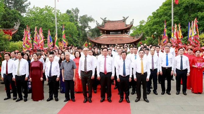 Dâng hương tưởng niệm Đức Quốc Tổ Lạc Long Quân và Tổ Mẫu Âu Cơ
