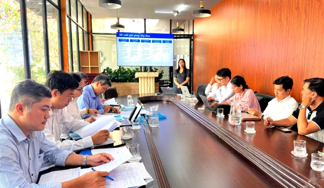 ThS. Tạ Thị Hồng Phấn, đại diện nhóm nghiên cứu, báo cáo các kết quả thực hiện nhiệm vụ.