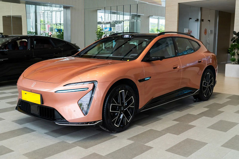 Xe gầm cao dài hơn 4,9 mét, công suất 955 mã lực, giá gần 850 triệu đồng