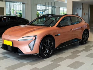 Xe gầm cao dài hơn 4,9 mét, công suất 955 mã lực, giá gần 850 triệu đồng