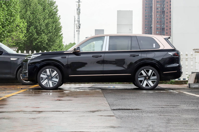 SUV hạng sang dài hơn 5,2 mét, công suất 858 mã lực, giá rẻ bất ngờ