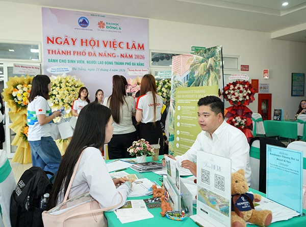 Sinh viên tham gia phỏng vấn tuyển dụng tại Ngày hội việc làm TP Đà Nẵng 2026.