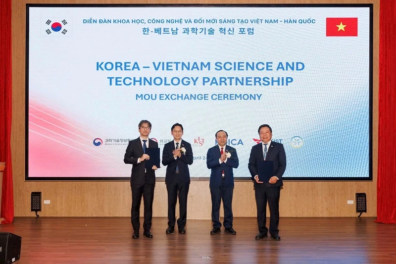 GS Jae-Hyung Jeon – Giám đốc điều hành APCTP và TS Trần Thanh Sơn – Phó Giám đốc ICISE đã đại diện hai bên ký kết thỏa thuận dưới sự chứng kiến của lãnh đạo cấp cao Việt Nam – Hàn Quốc