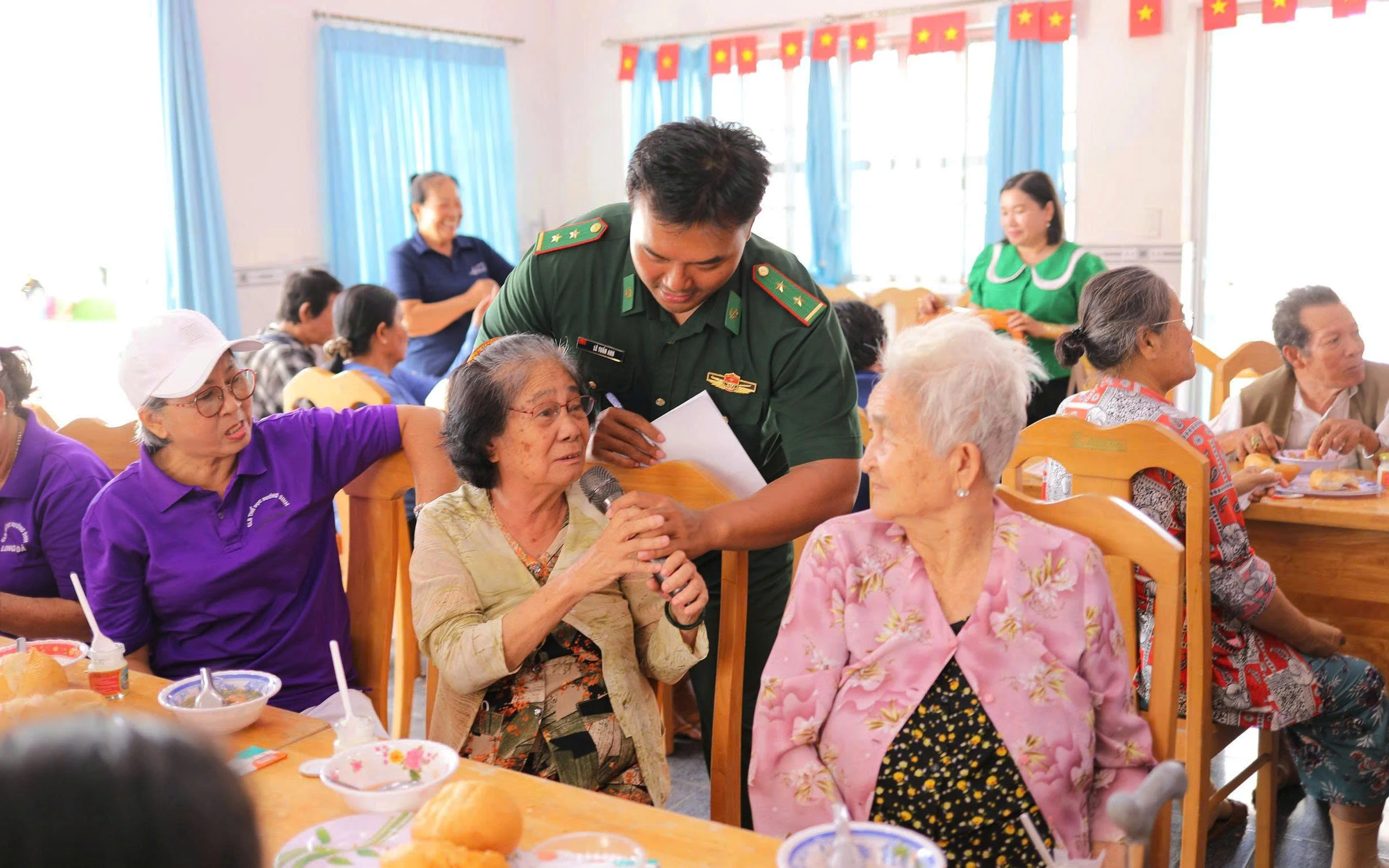 Người dân ấp Long Thạnh, xã Long Hòa trao đổi chia sẽ cùng với cán bộ Đồn Biên phòng.