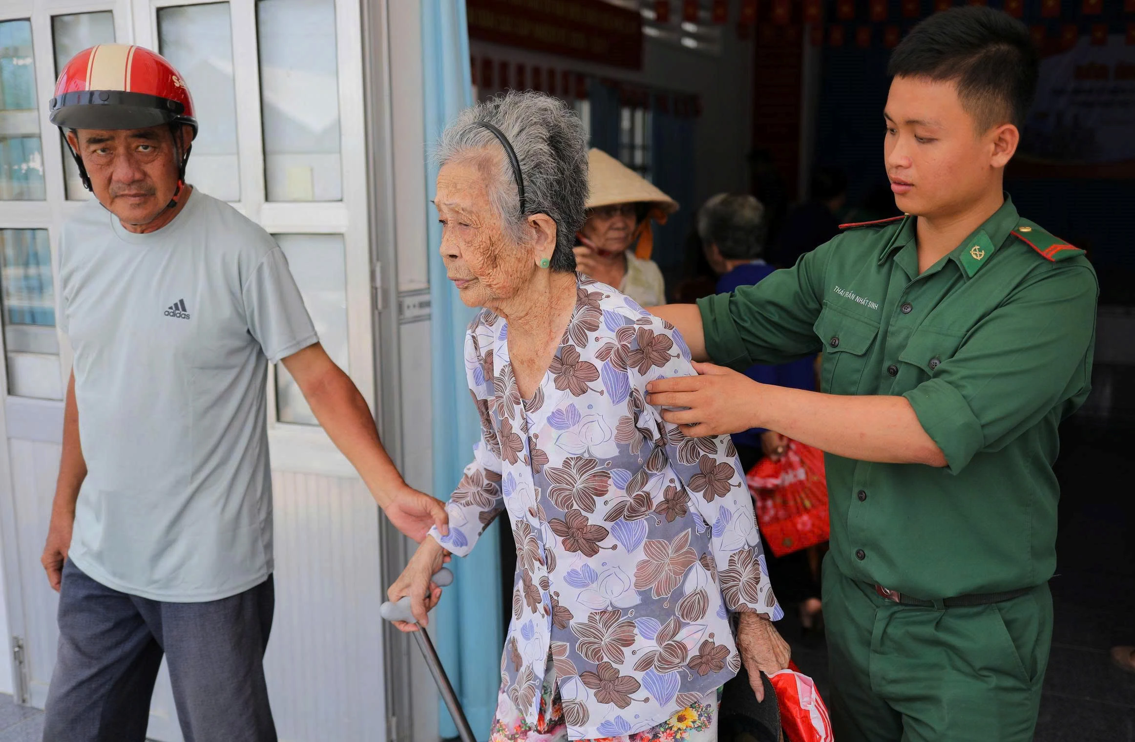 hắm tình Quân dân.