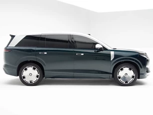 SUV hạng sang dài hơn 5,3 mét, công suất 544 mã lực, giá gần 1 tỷ đồng