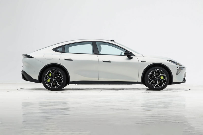 Xe sedan hạng D mạnh 272 mã lực, trang bị tiên tiến, giá chưa tới 500 triệu đồng