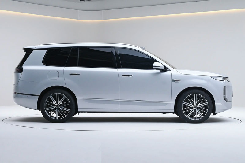 Xe gầm cao mạnh 643 mã lực, hệ thống treo khí nén, giá gần 1,2 tỷ, so kè với Mercedes-Benz GLS