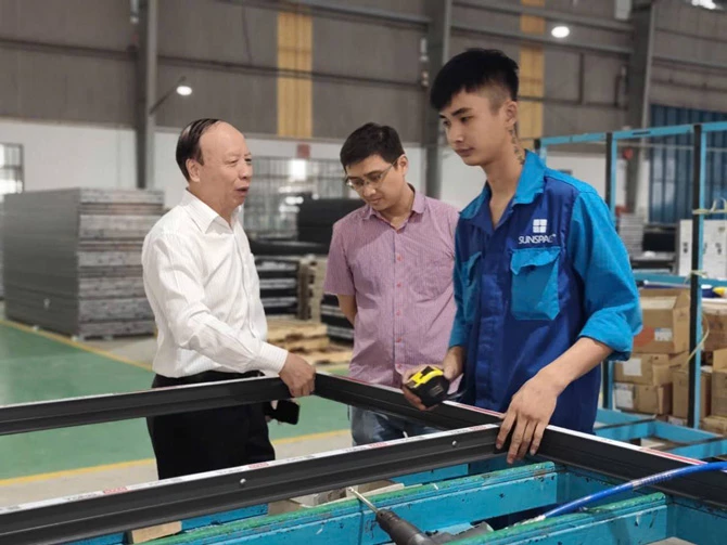 Ông Bùi Văn Liệu - Phó Chủ tịch thường trực Hội DN Nghệ Tĩnh tại TP. Hồ Chí Minh tham quan nhà máy của công ty SUNSPACE.