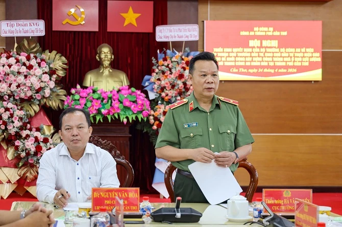 Ảnh 1-  Thiếu tướng Hà Văn Tuyên - Cục trưởng Cục Quản lý xây dựng và doanh trại phát biểu tại hội nghị.