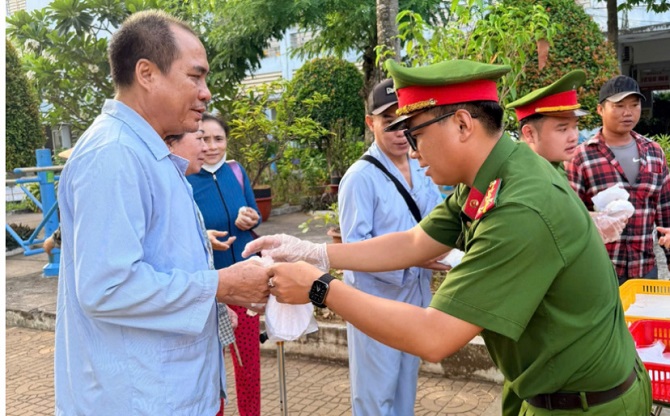 Công an An Giang lan tỏa yêu thương bằng những suất ăn tình nghĩa