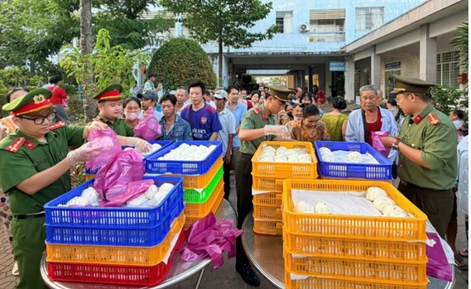 Ảnh 1- Hàng trăm suất ăn được chuẩn bị phát cho bệnh nhân nghèo tại Bệnh viện Y dược cổ truyền Kiên Giang