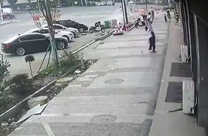 Bé gái rơi từ tầng 5, người đàn ông lao tới đỡ bằng tay không và cái kết kỳ diệu