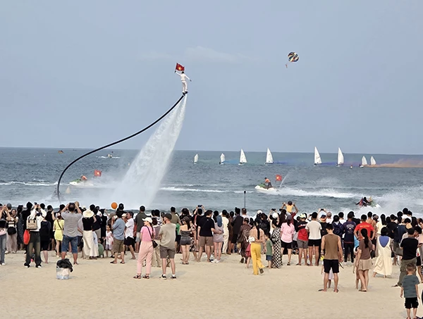 Sôi động các hoạt động thể thao trên biển Đà Nẵng.