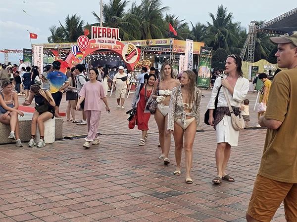 Đông đảo người dân và du khách đến với chương trình.