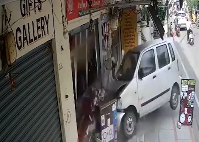 Người đàn ông phản xạ thần tốc, thoát cú tông trực diện trong gang tấc